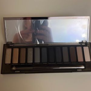 Urban decay makeup make Smokey